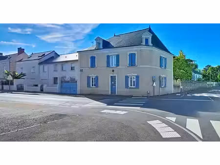 maison de maître de 165 m² avec véranda et jardin à saint-sylvain-d'anjou