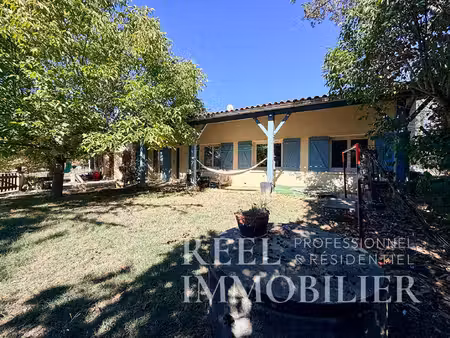 grande maison d'environ 218 m² avec deux espaces habitables  garages et jardin sur plus de