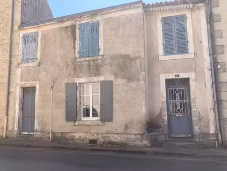 maison de bourg 2 chambres  petit terrain à l'arrière  travaux à prévoir