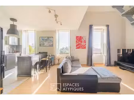 duplex rénové sous les toits avec vue dégagée sur les collines