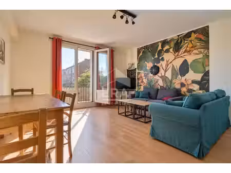 à vendre 3 pièces traversant avec balcon  vue dégagée et cave