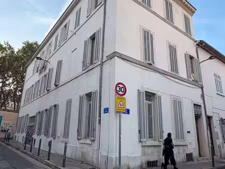 bureaux équipés et postes fixes à louer