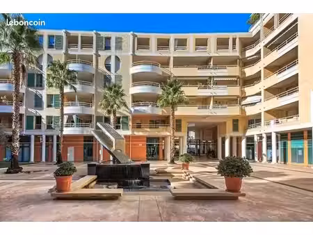 beau studio avec terrasse et clim à 100 mètres du port