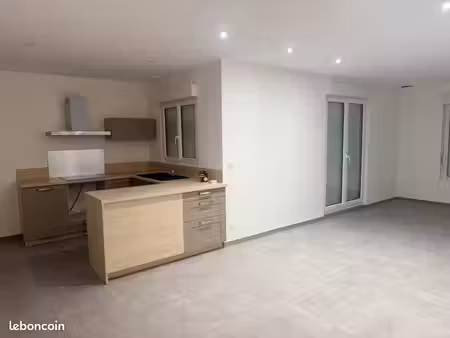craponne (69290) – t2 rénové avec terrasse et parking