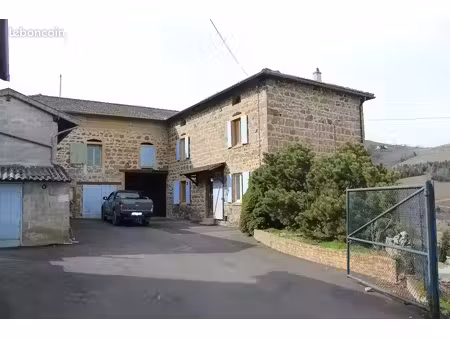 maison en pierre de 115 m² avec grands extérieurs et nombreuses dépendances