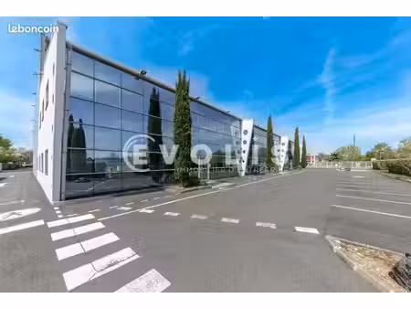 local bureaux 3 046 m²