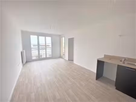 t2 avec balcon et parking à corbeil essonnes