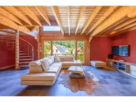 maison en bois et sa piscine en bordure de forêt