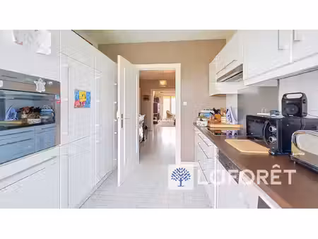 écully centre  t3 de 83 75 m² avec balcons  piscine et tennis