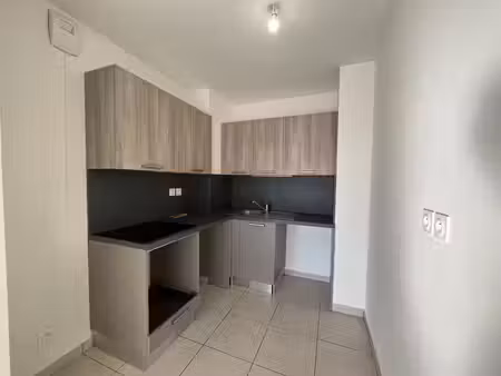 t2 avec terrasse et parking à frejus