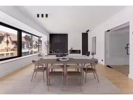 appartement luxueusement rénové avec place de parking au cœ
