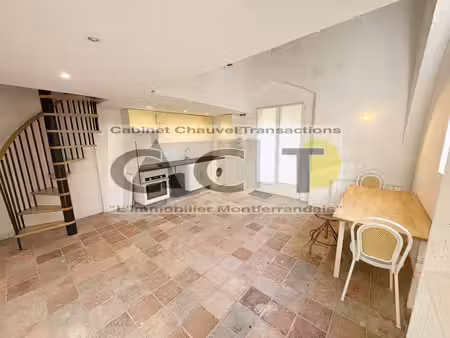 à louer charmant t2 en triplex  un appartement plein de ch