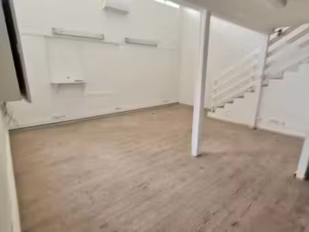 local avec mezzanine - 51 89 m² - centre ville