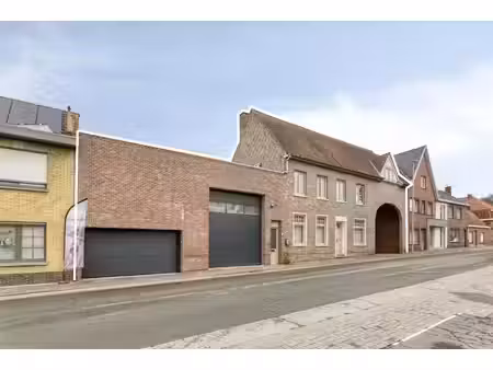 magazijn van circa 1.285 m² met woning te koop in bellegem