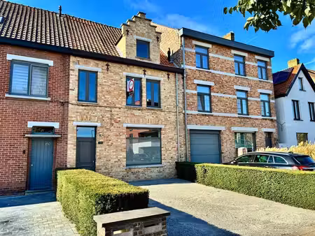 maison rénovée avec allée et jardin au centre d'oostkamp.