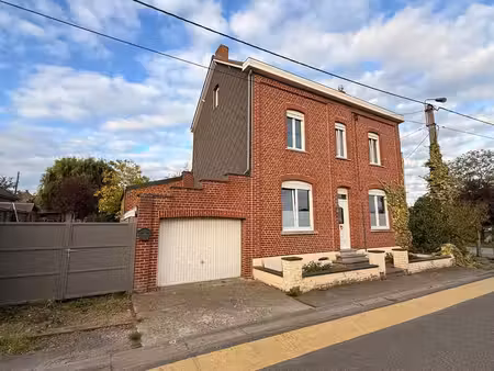 belle maison 4 façades au cœur du village de saint-sauveur