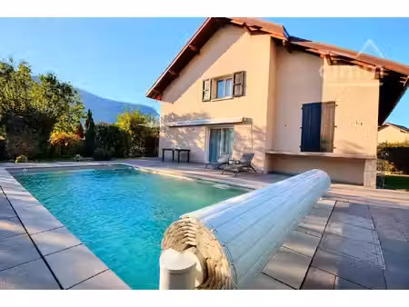 spacieuse maison familiale de 177 m² avec piscine et dépendances