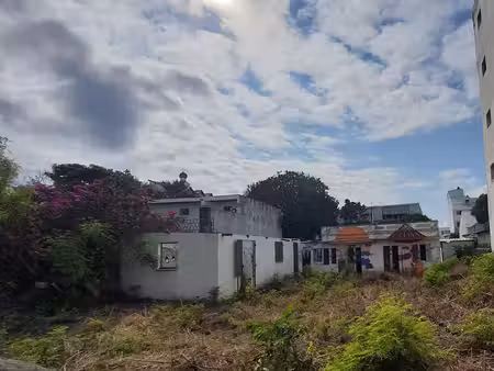 terrain plat - 615 m²