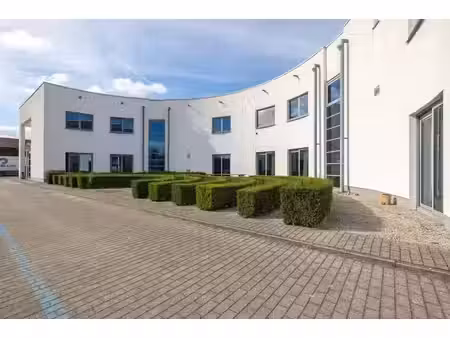 immeuble commercial polyvalent situé dans le parc industriel