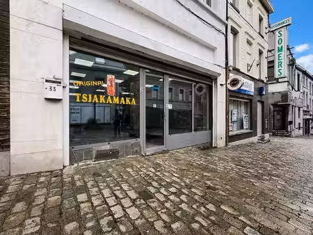 surface commerciale idéalement située au centre de la ville…