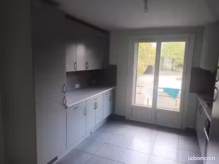 appartement rénové avec belle pièce de vie et cuisine équipée