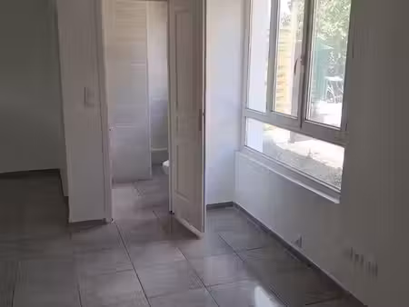 appartement rénové avec cuisine séparée + terrasse – centre-ville montataire