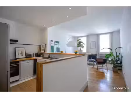loue t4 meublé  89 m2  rue d'endoume 13007  très lumineux