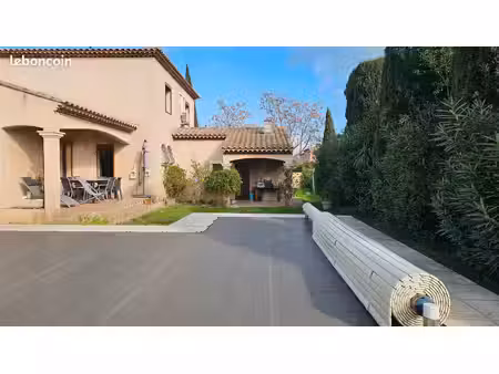 villa meublée avec jardin et piscine