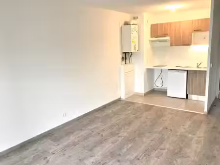 appartement t2 avec balcon et parking à cenon