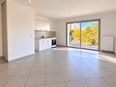 a louer - t3 récent avec terrasse 11m² et parking en sous-sol belle beille