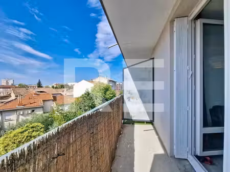 apt t2 balcons avec 1 chambre  une cave  un parking sécurisé