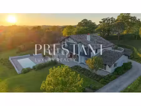 propriété d'exception à arcangues / arbonne entre campagne et littoral basque exclusivité