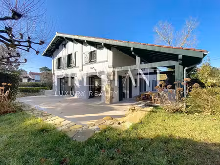 propriété de prestige à bidart - ferme du xviiième rénovée avec jardin paysagé et piscine