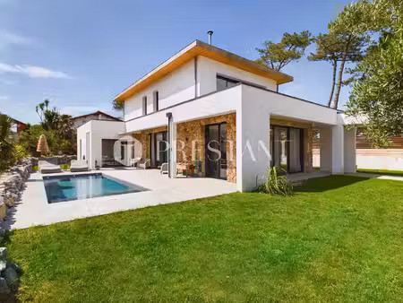 anglet - au calme d'une allée  maison contemporaine sur joli jardin paysagé avec piscine