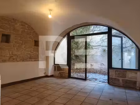 ensemble immobilier situé dans le très beau village d'aubais