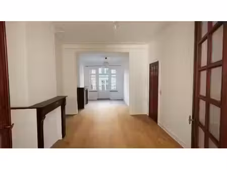 appartement 1 ch. saint-gilles  parquet et cheminée