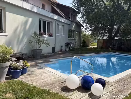 grande maison lumineuse avec piscine en centre-ville