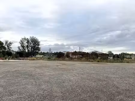 terrain à usage professionnel de 6 591 m² avec bâtiment de stockage et logement gardien - 
