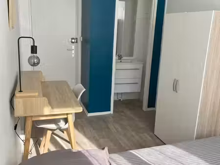 chambre dans vaste appartement