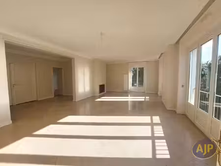 appartement de 4 chambres avec 2 stationnements et cave