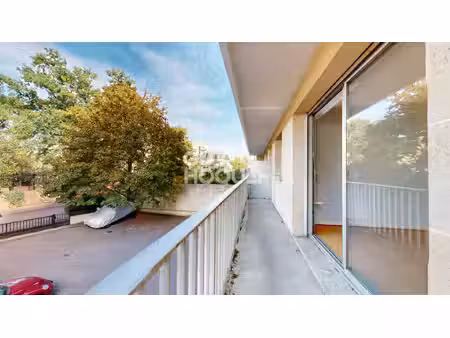 2 pièces avec balcon filant  sans vis-à-vis  cave et 2 parkings  au calme près de la place