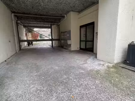 parking à ciel ouvert dans résidence séurisée