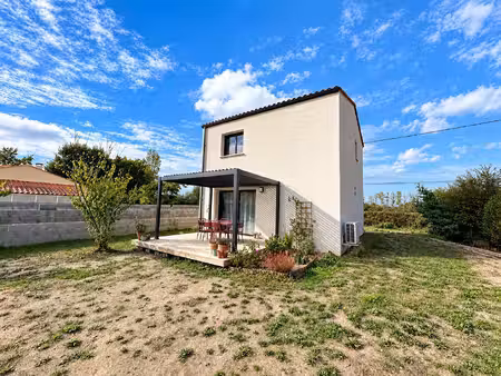 maison récente de 2025 avec terrasse et pergola bioclimatique