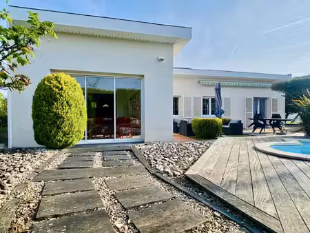maison 5 pièces de 105 m2 avec piscine et garage