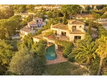 villa de luxe à vendre dans le quartier les bouteillers