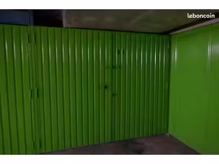 box / parking fermé 13 8 m2 avec éléctricité