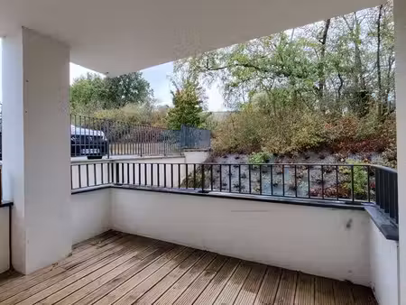 grand t2 avec terrasse et parking