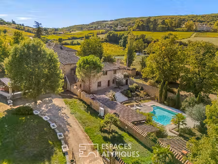 bâtisse en pierres dorées rénovée avec piscine au milieu des vignes