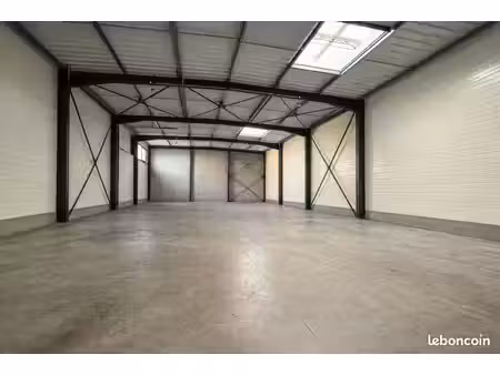 local 450 m² quévert