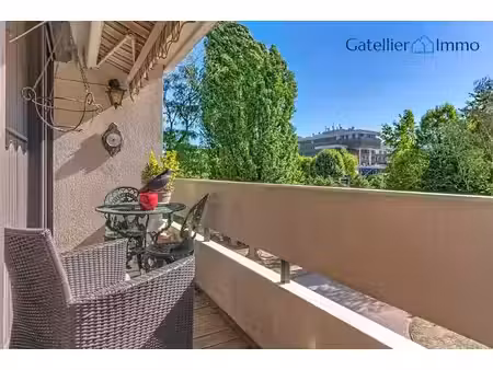 3 pièces rénové – balcon plein sud – 3 places de parking